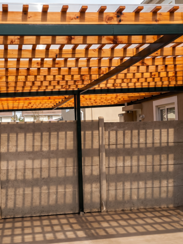 Cobertizo de madera y metal sobre terraza exterior