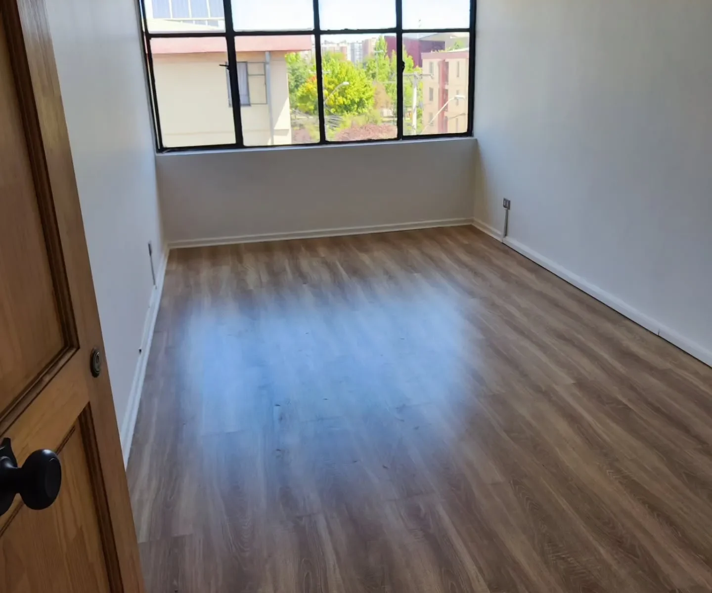 Después: Pintura completa y cambio de piso en departamento