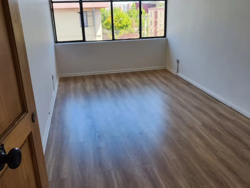 Después: Pintura completa y cambio de piso en departamento