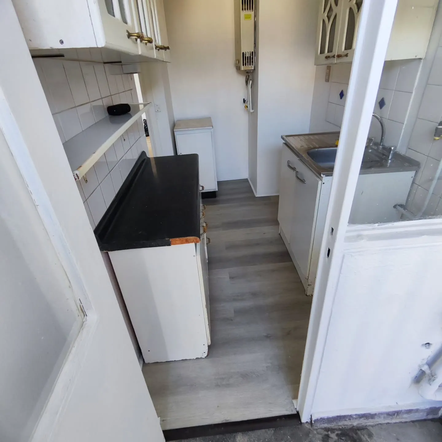 Cocina remodelada con muebles modernos y cubierta de cuarzo
