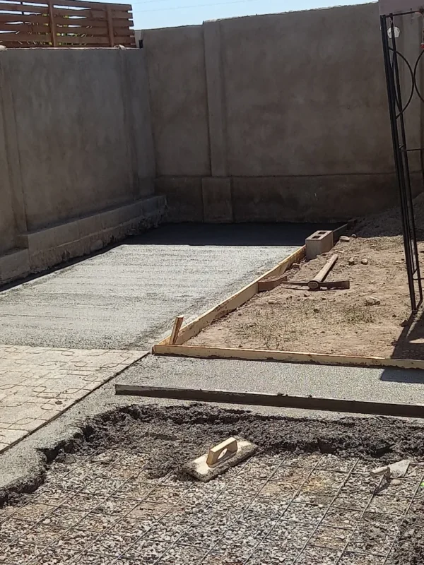 Radier de hormigón recién vaciado y nivelado en obra